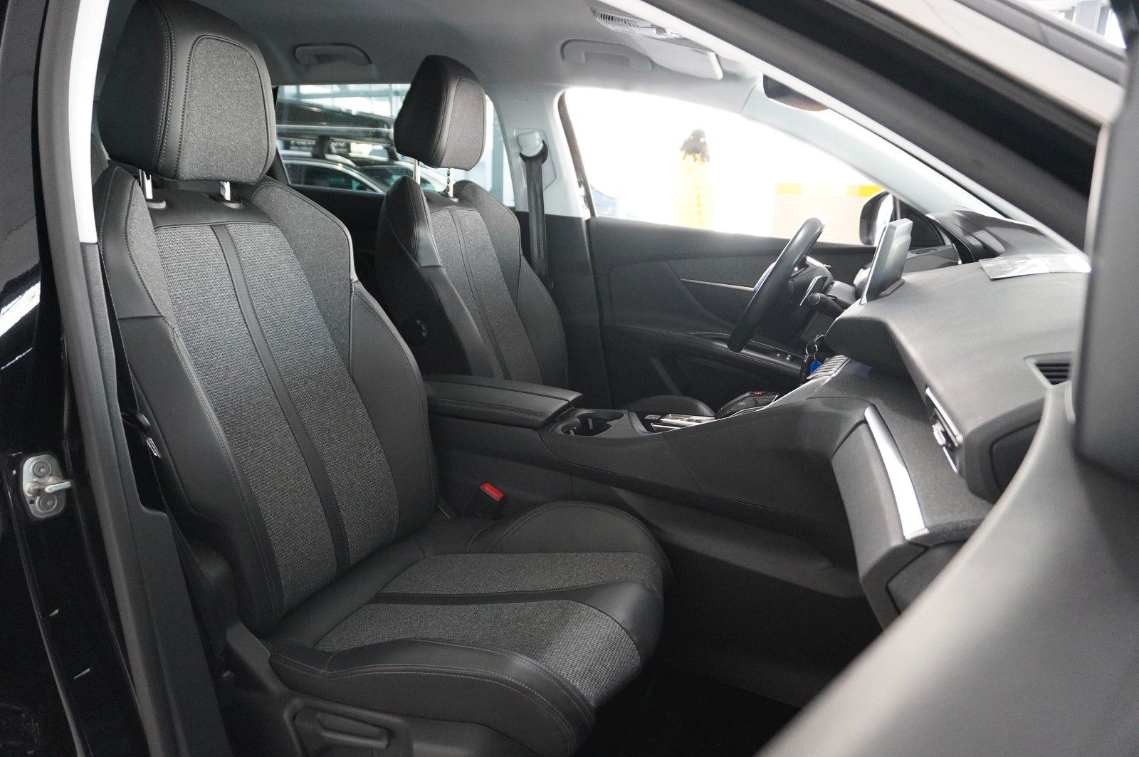 Fahrzeugabbildung Peugeot 5008 1.5D ALLURE NAVI/LED/KAMERA/VIRT/SH/DAB/AHK