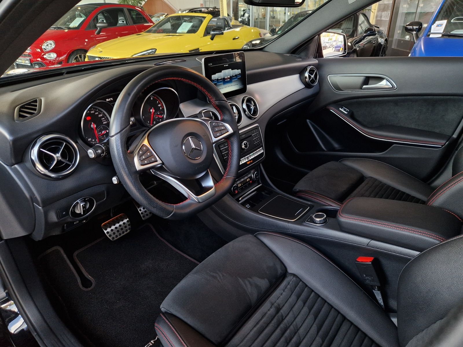 Fahrzeugabbildung Mercedes-Benz GLA 250 4Matic AMG-LINE PANO LED