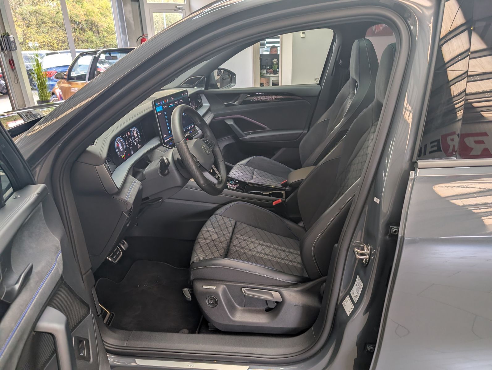 Fahrzeugabbildung Volkswagen Tayron 2.0TDI 4M R-Line Launch Pano Black AHK 20