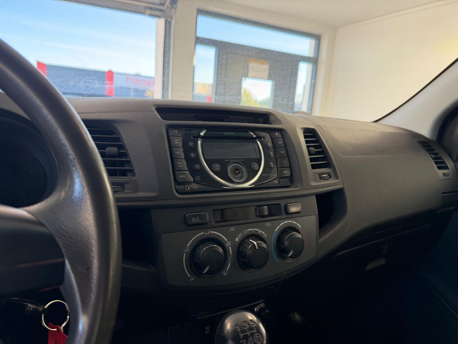 Toyota Hilux Double Cabine 2.5 D-4D | 144 ch | BVM | Feux diurnes LED | Vitres surteintées | Blocage de différentiel arrière