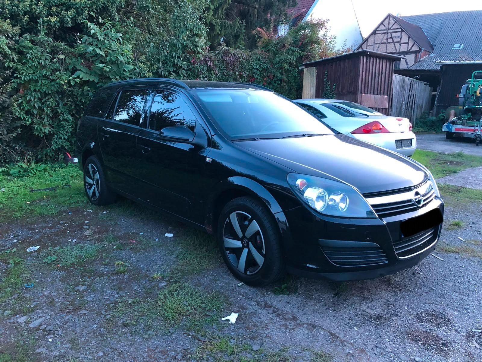 Opel Astra 2007 — rear view