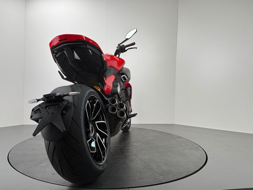 Fahrzeugabbildung Ducati DIAVEL V4 *NEUWERTIG *1. HAND