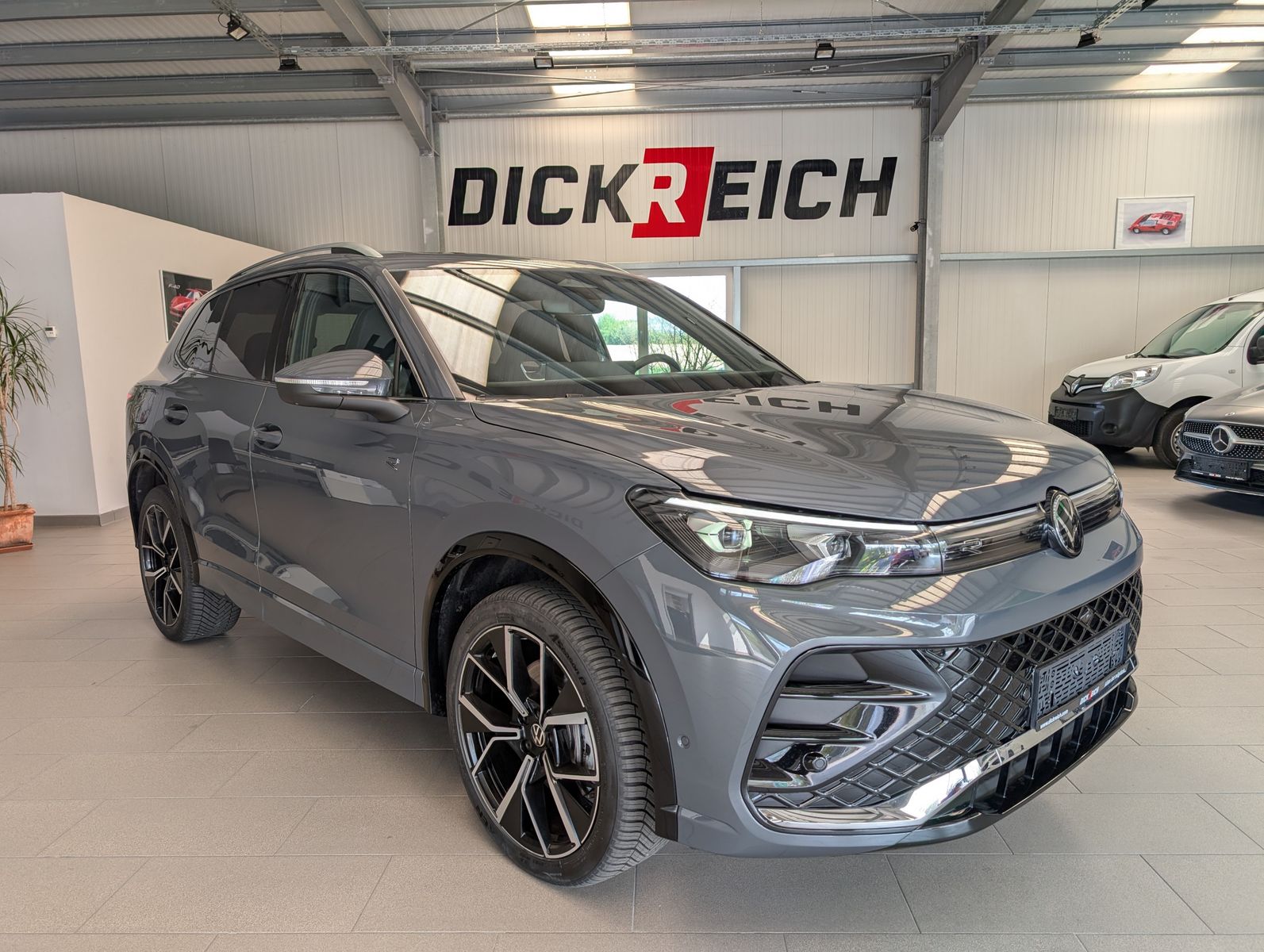 Fahrzeugabbildung Volkswagen Tiguan 2.0TDI R-Line 4M Pano H/K AHK Matrix 20"