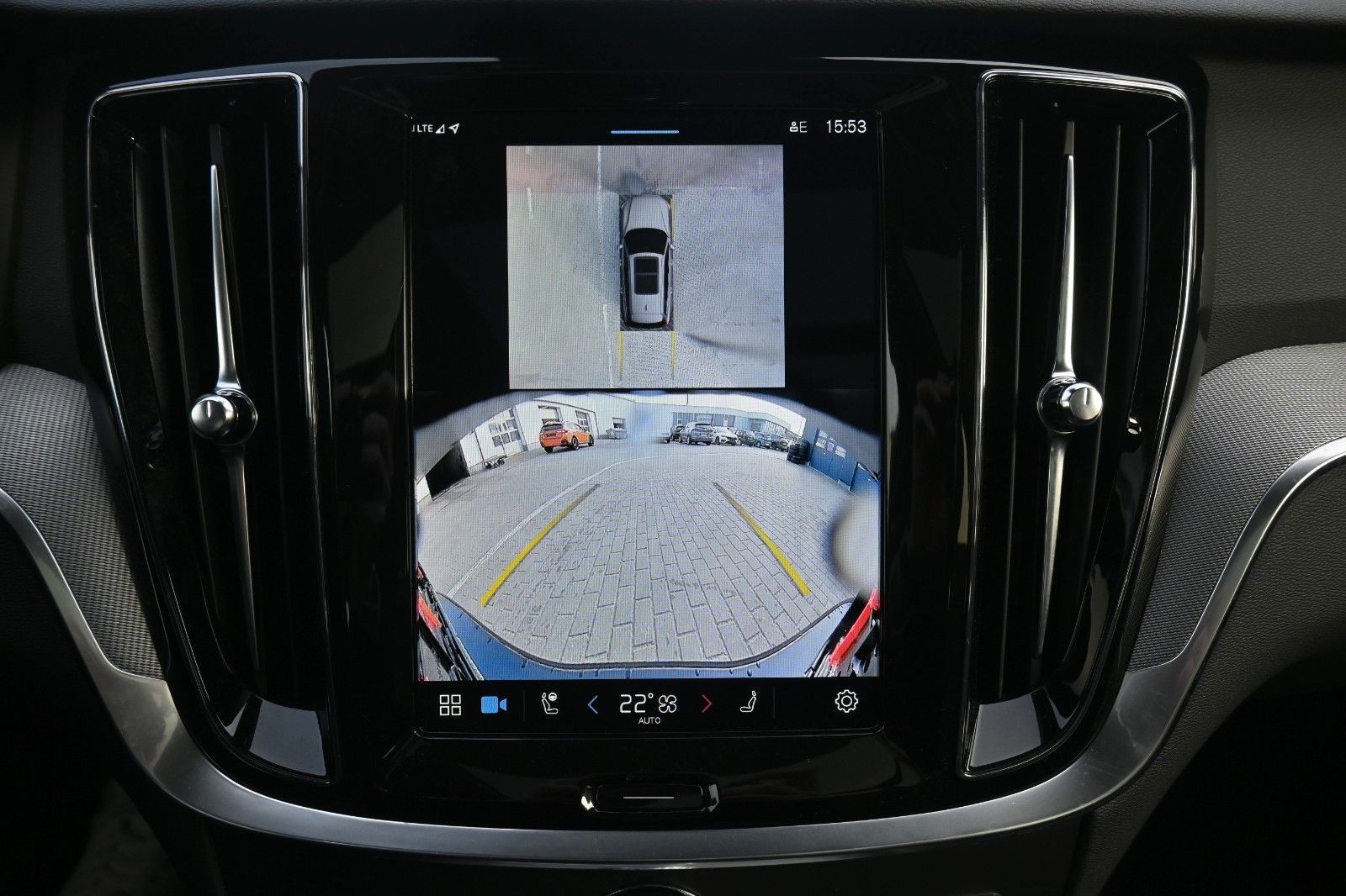 Fahrzeugabbildung Volvo V60 B4 DKG Plus Dark*FSHZG*H&K*360°*ACC*AHK