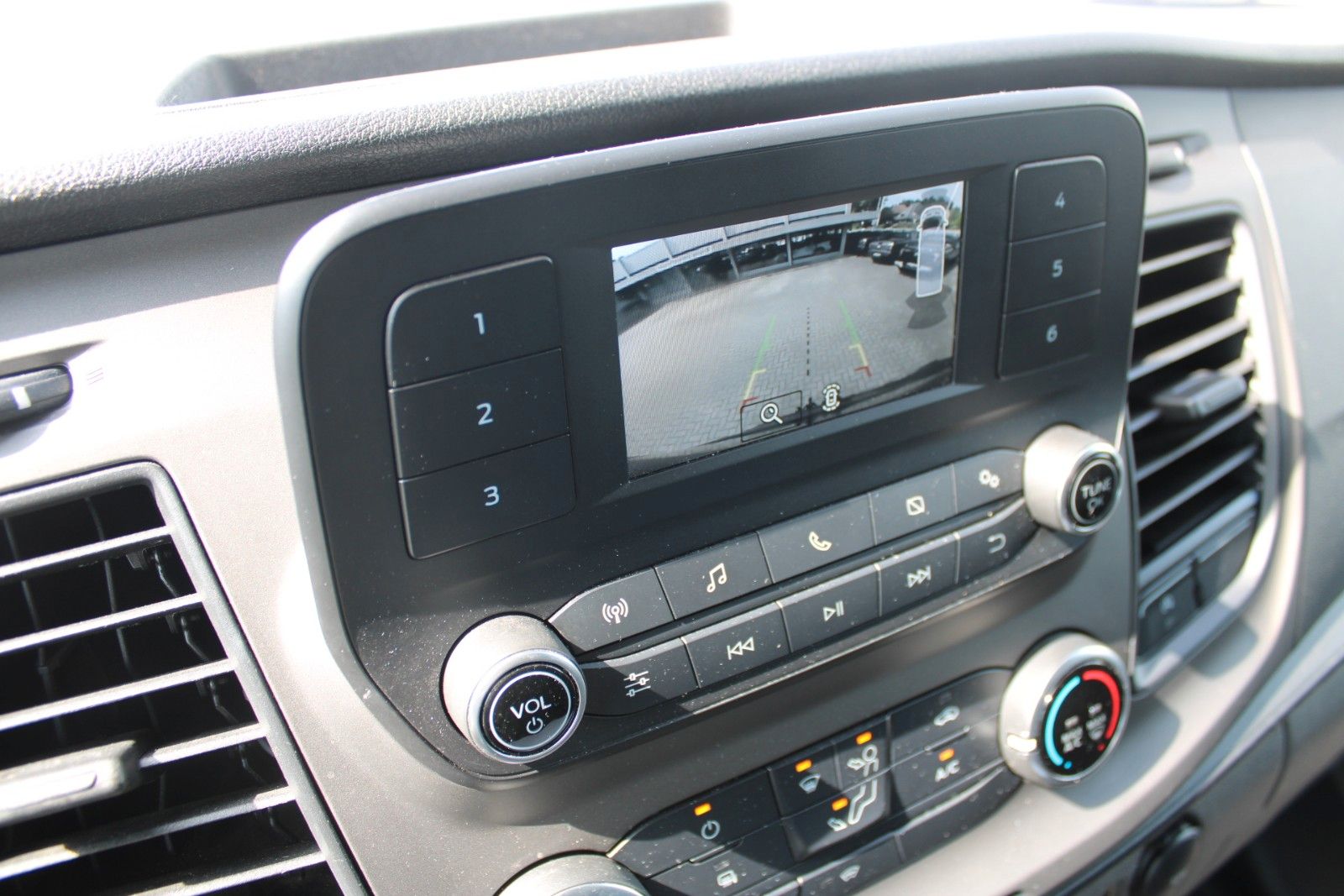 Fahrzeugabbildung Ford Transit 350 L3 H2 Kasten hoch lang KLIMA RFK AHK