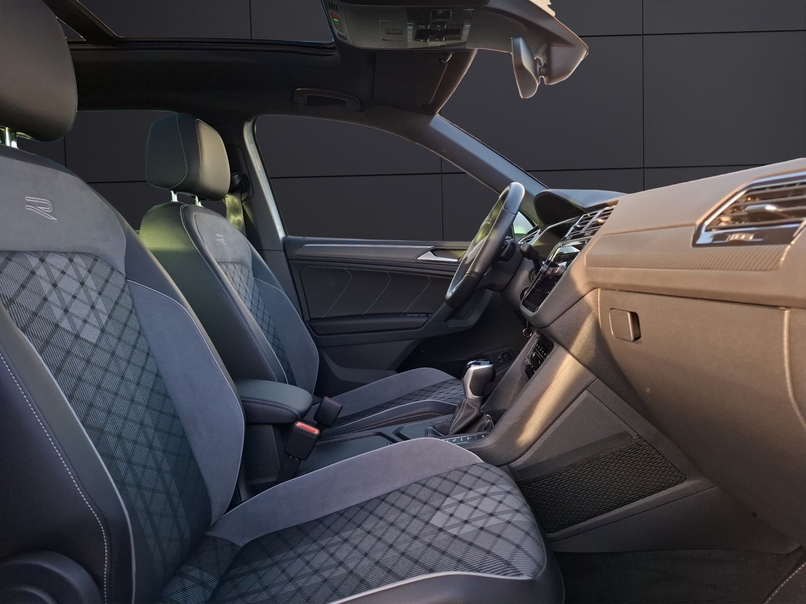 Fahrzeugabbildung Volkswagen Tiguan eHybrid R-Line DSG Matrix AHK Navi Pano A