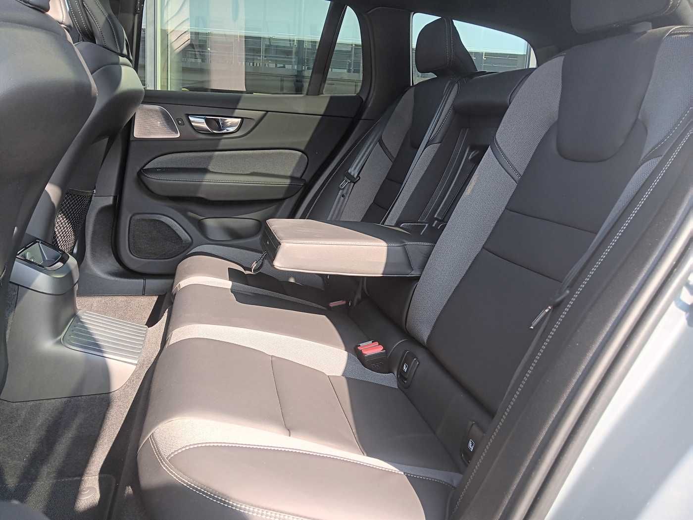 Fahrzeugabbildung Volvo V60 T8 Recharge AWD R-Design 'HEAD-UP Disyplay