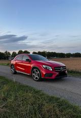 Mercedes-Benz GLA 250 4MATIC DCT AMG Line AMG Line - rote Mercedes-Benz GLA 250