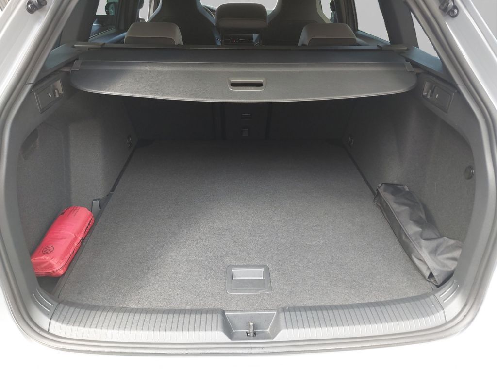 Fahrzeugabbildung Volkswagen Golf Variant 1.5 eTSI DSG R-Line LED-Matrix