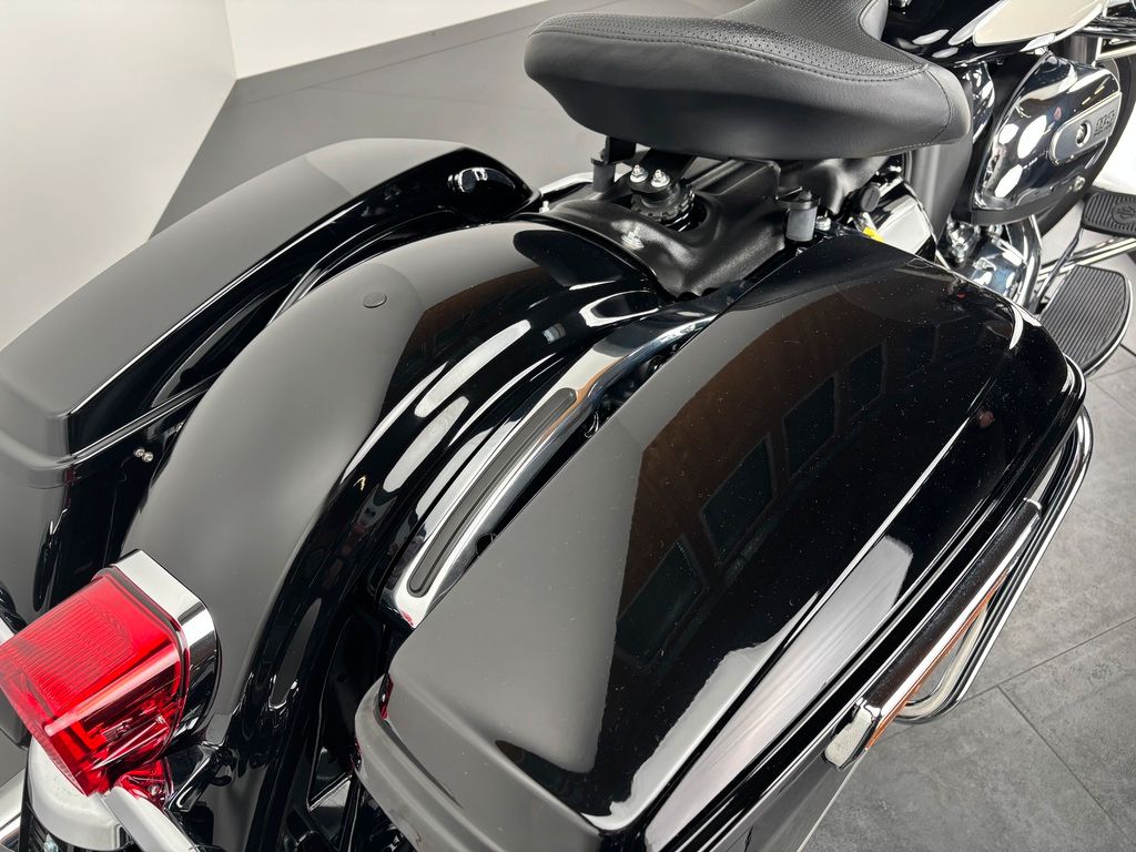 Fahrzeugabbildung Harley-Davidson ROAD KING POLICE *NEUWERTIG *5HD1