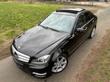Mercedes-Benz C 200 AMG LINE*LEDER*PANORAMA*NAVI*XENON*KAMERA - Mercedes-Benz C 200 mit Benzin-Antrieb: Schiebedach, Limousine