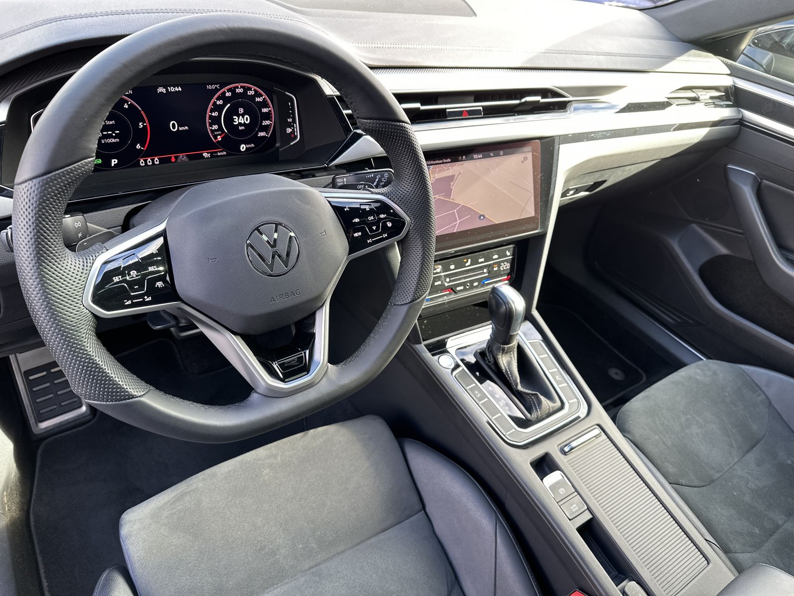 Fahrzeugabbildung Volkswagen Arteon SB 2.0 TDI DSG R-Line NAV+LED+ACC+PANORAM