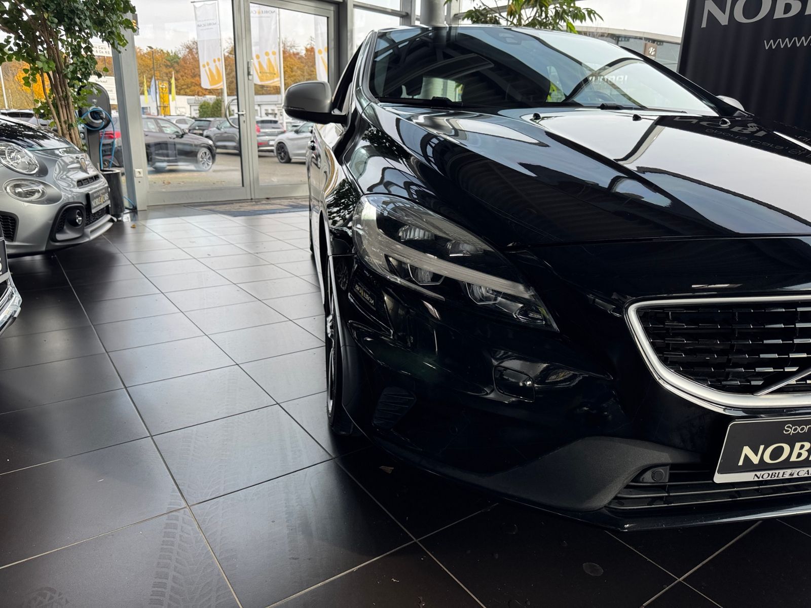 Fahrzeugabbildung Volvo V40 T3 Geartronic R Design LED ALU