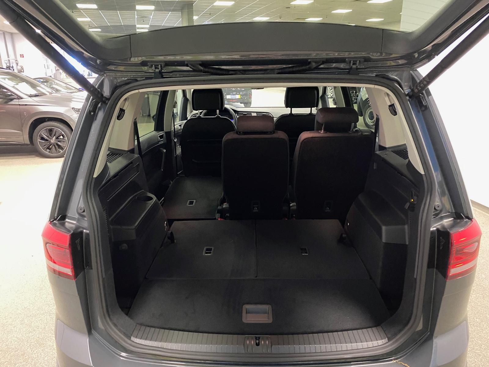 Fahrzeugabbildung Volkswagen Touran 1.5 TSI R-Line COMFORTLINE DSG+ACC+AHK