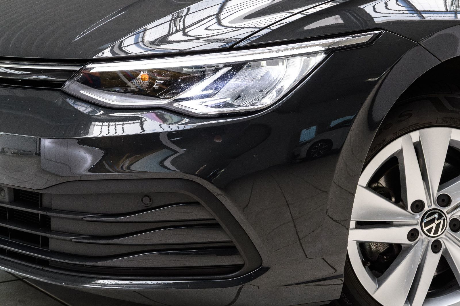 Fahrzeugabbildung Volkswagen Golf VIII Life +Navi +SHZ +ALU +LED +PDC