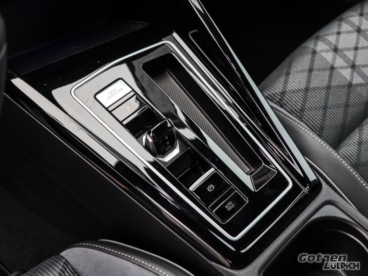 Fahrzeugabbildung Volkswagen Golf VIII R-Line 1.5 eTSI DSG Klima Navi LED