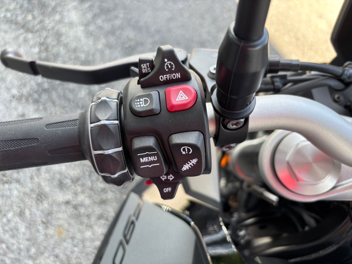 Fahrzeugabbildung BMW F 900 R Triple Black 4 Pakete