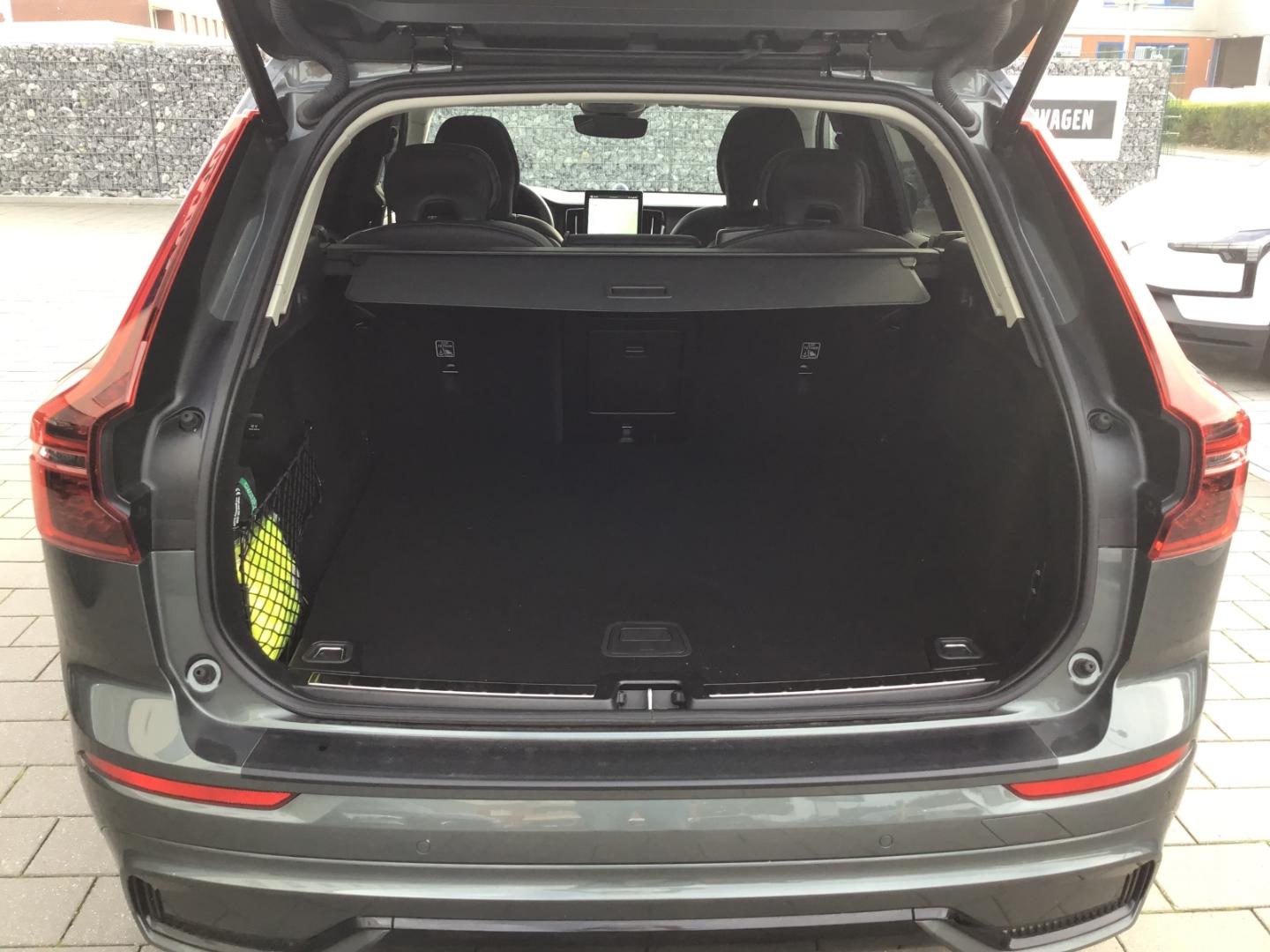 Volvo XC60 T8AWD Ultra Dark Luftfahrwerk Massage B&W