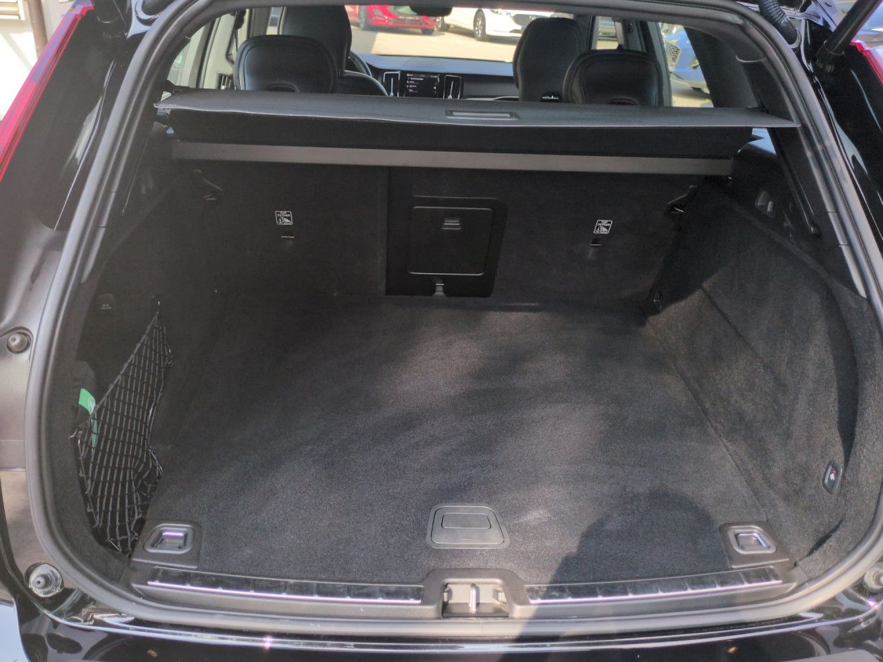 Volvo XC60 B4 (Benzin) R-Design 2WD Automatik Navi LED foto 23