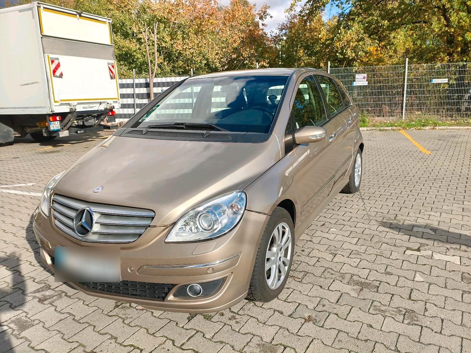Mercedes-Benz B 180