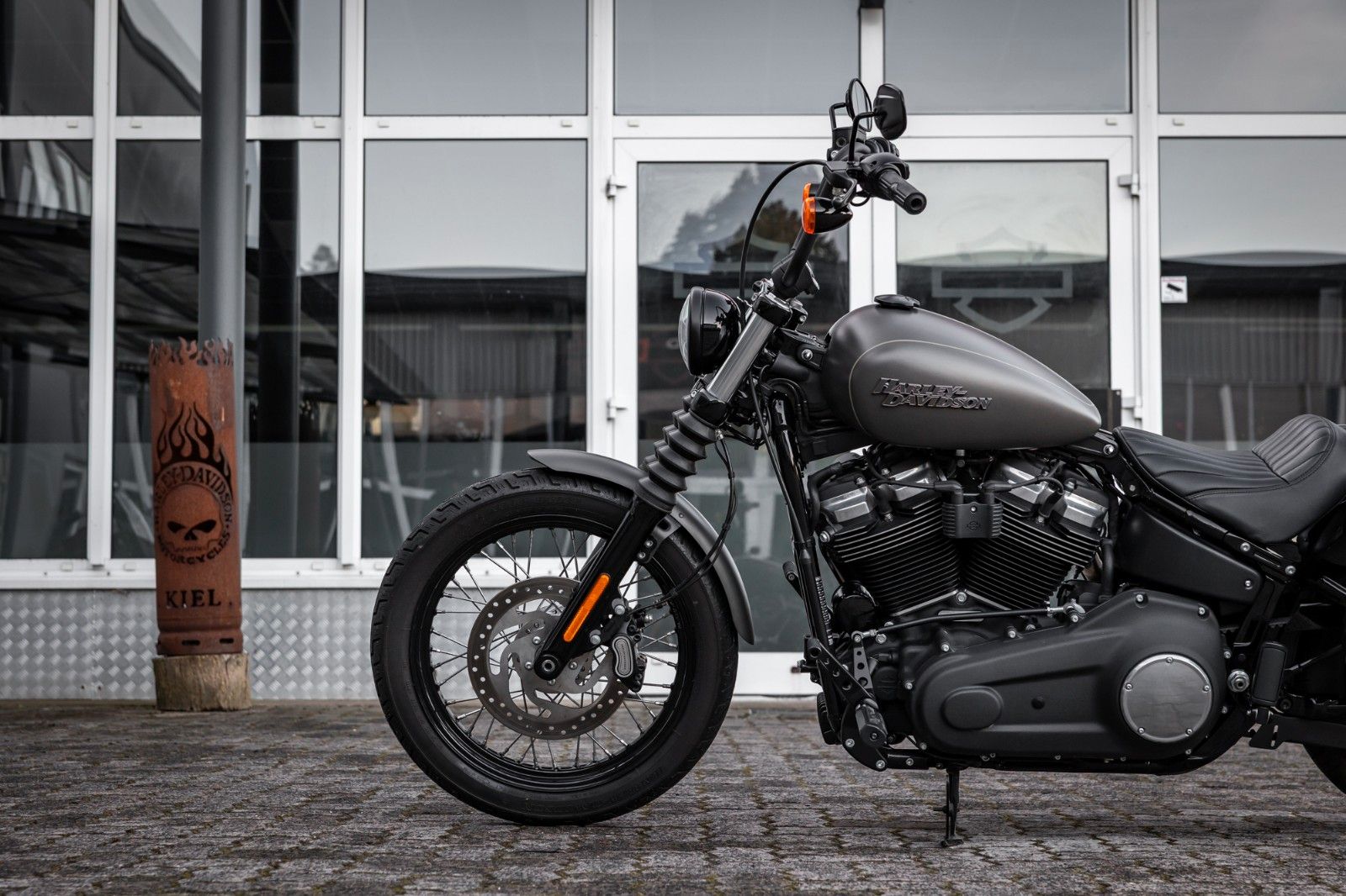 Fahrzeugabbildung Harley-Davidson FXBB STREET Bob Softail - JEKILL&HYDE