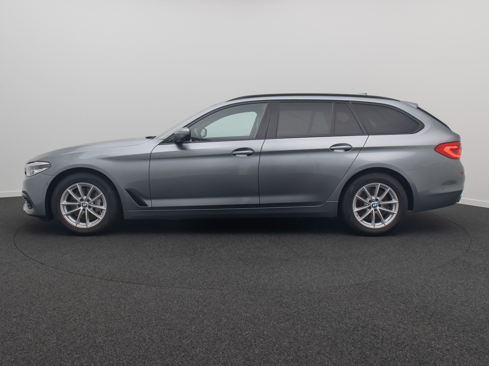 Fahrzeugabbildung BMW 540d xD SportLine 360&deg;HUD AHK DispKey SoftCl H/K