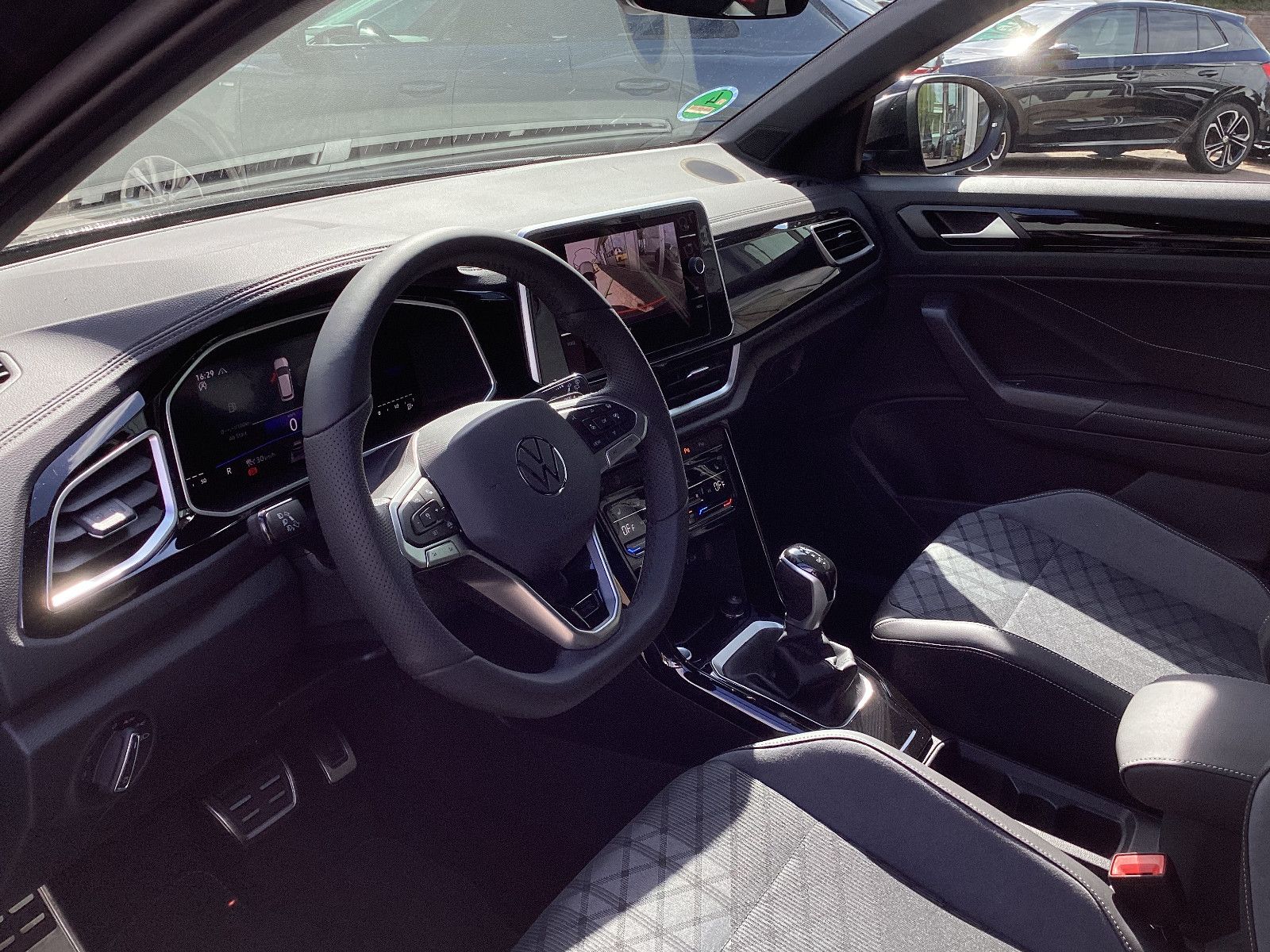 Fahrzeugabbildung Volkswagen T-Roc R-Line 1.5 TSI DSG Pano Kam LED