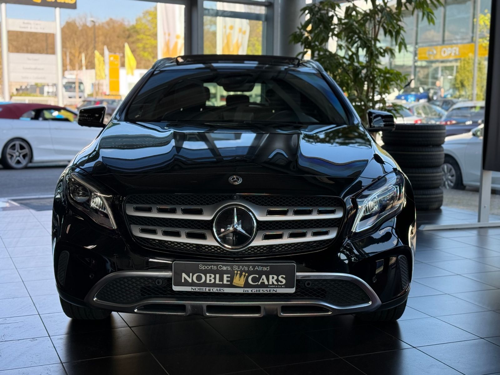 Fahrzeugabbildung Mercedes-Benz GLA 250 4Matic STNDHZ PANO DISTR 360°