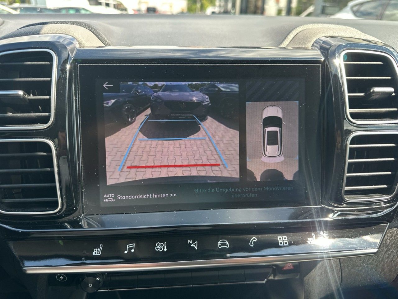 Fahrzeugabbildung Citroën C5 AIRCR C-SERIES PT 225 HYB-ACC-Cam* - mit KI generiert/bearbeitet