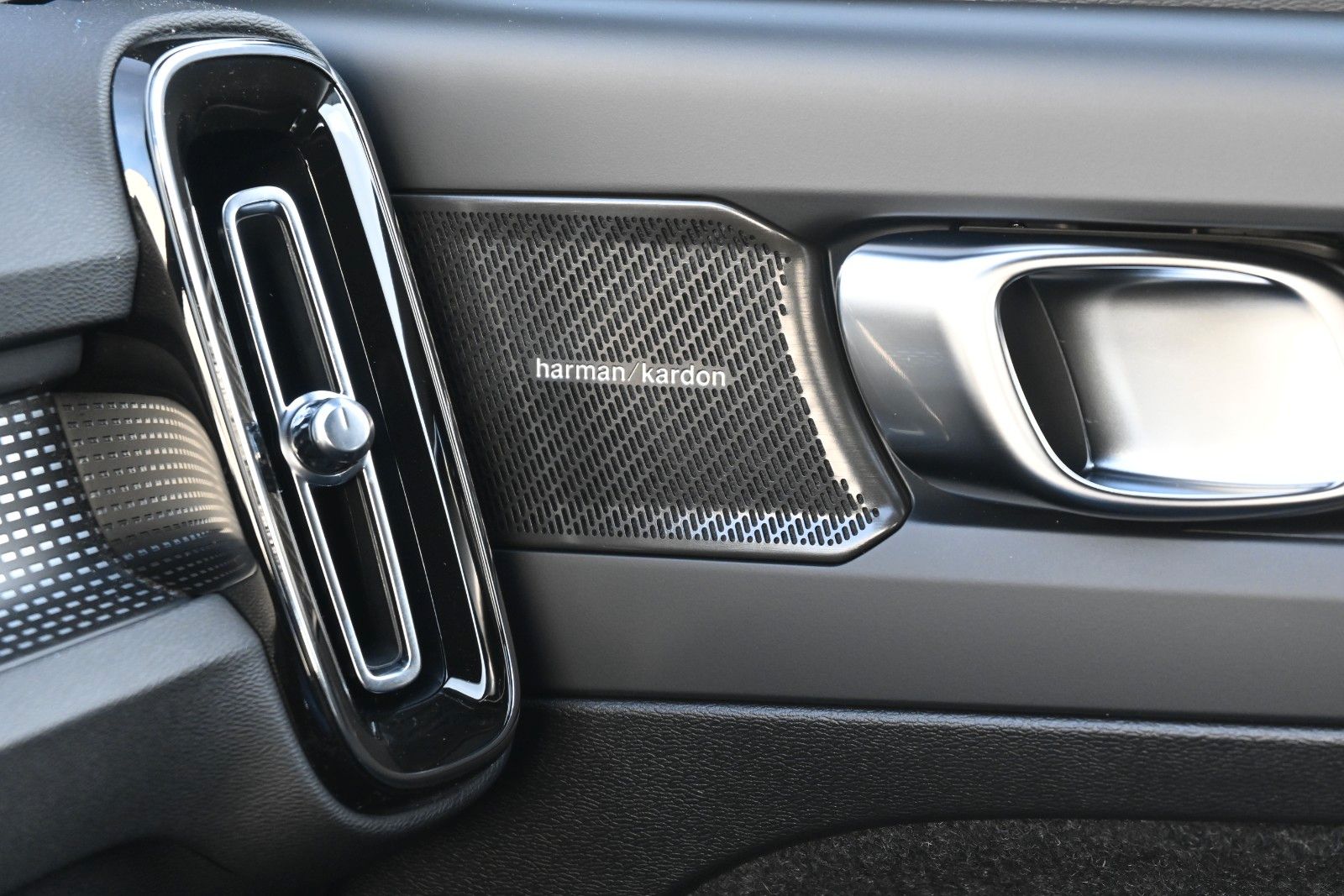 Fahrzeugabbildung Volvo XC40 B3 DKG Plus Dark*FSHZG*RFK*BLIS*ACC