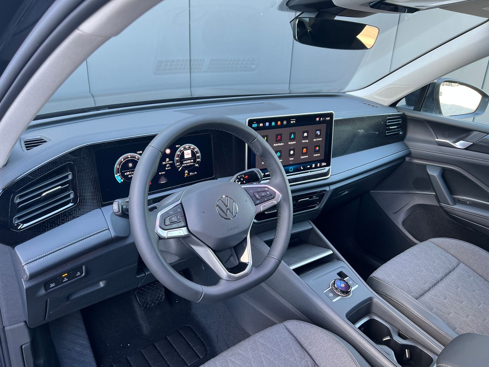 Fahrzeugabbildung Volkswagen Tiguan LIFE 1.5 eTSI DSG *AHK, LED Plus, Kamera,