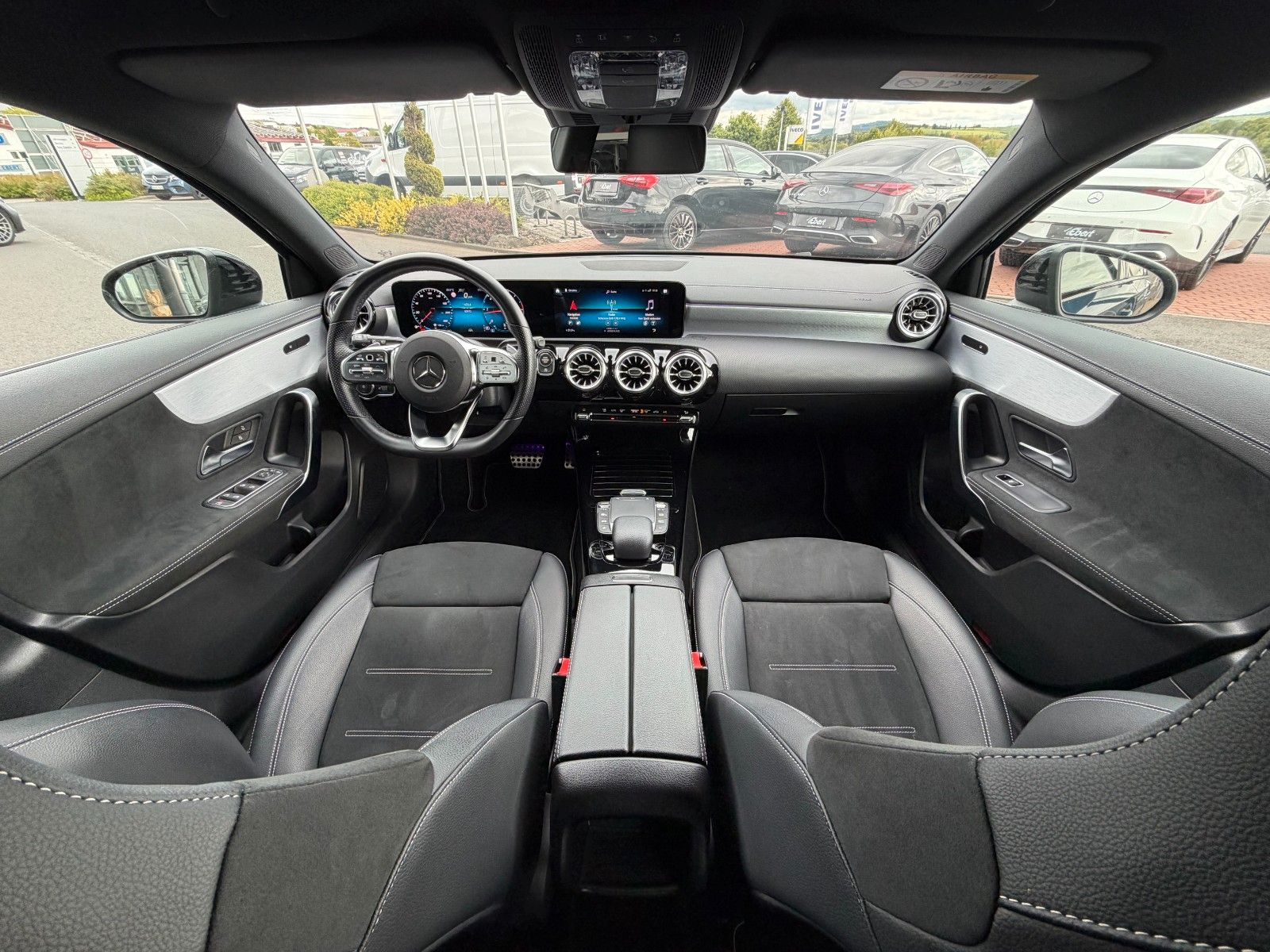 Fahrzeugabbildung Mercedes-Benz A 200 d Edition AMG Night+Ambiente+Distr+MBUX+19