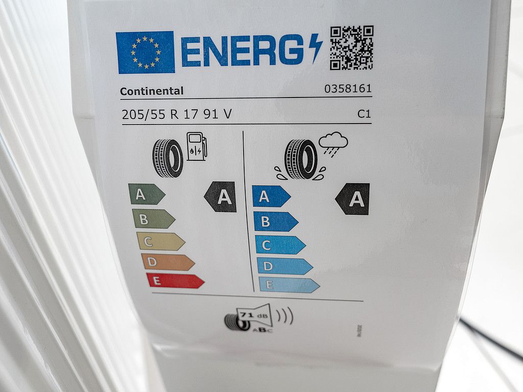 Fahrzeugabbildung SKODA Kamiq 1.5 TSI Selection NAVI ACC PANO MATRIX-LED