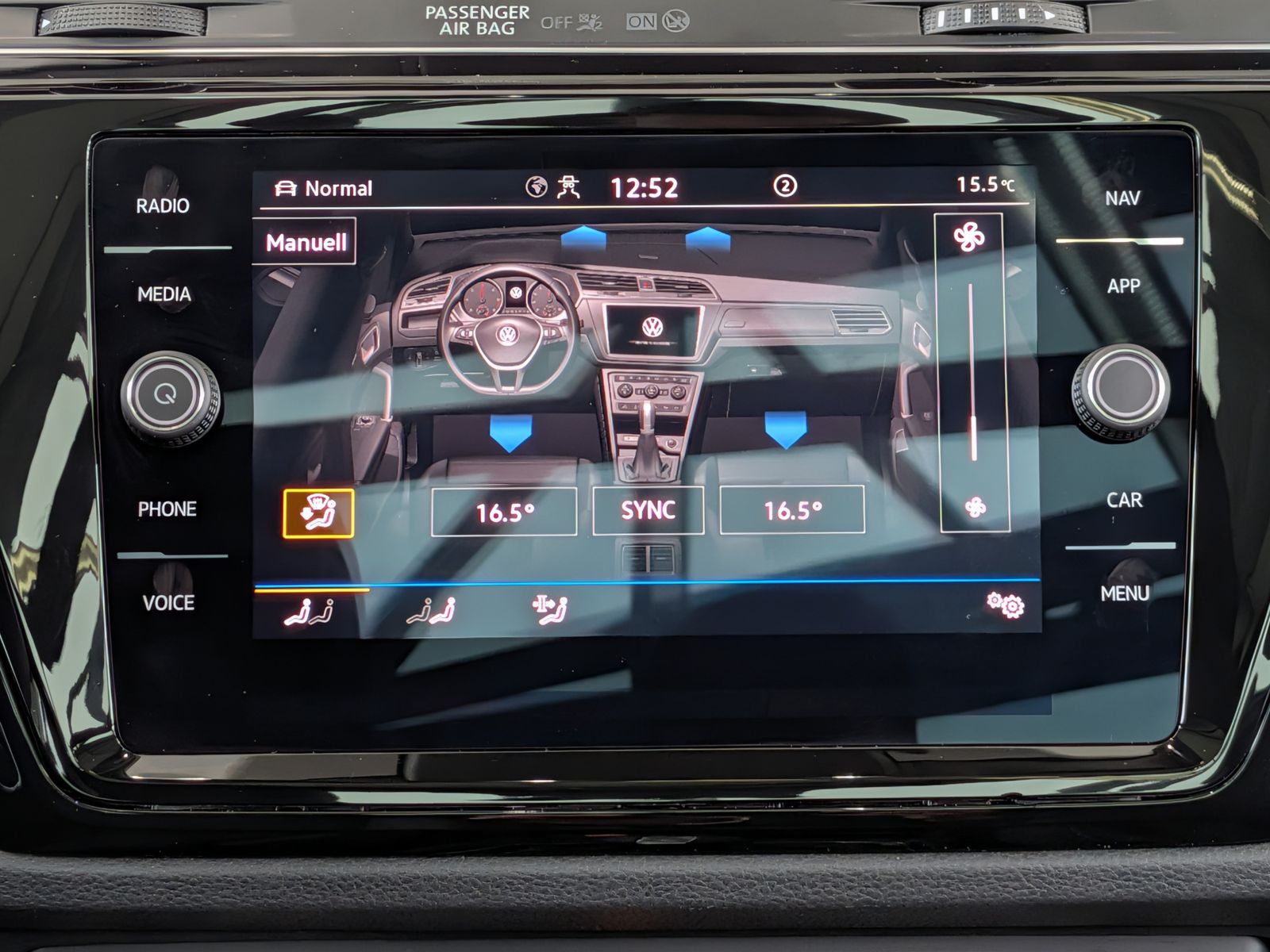 Fahrzeugabbildung Volkswagen Touran 2.0 DSG R-Line High Pano 7-Si IQ AHK VOLL