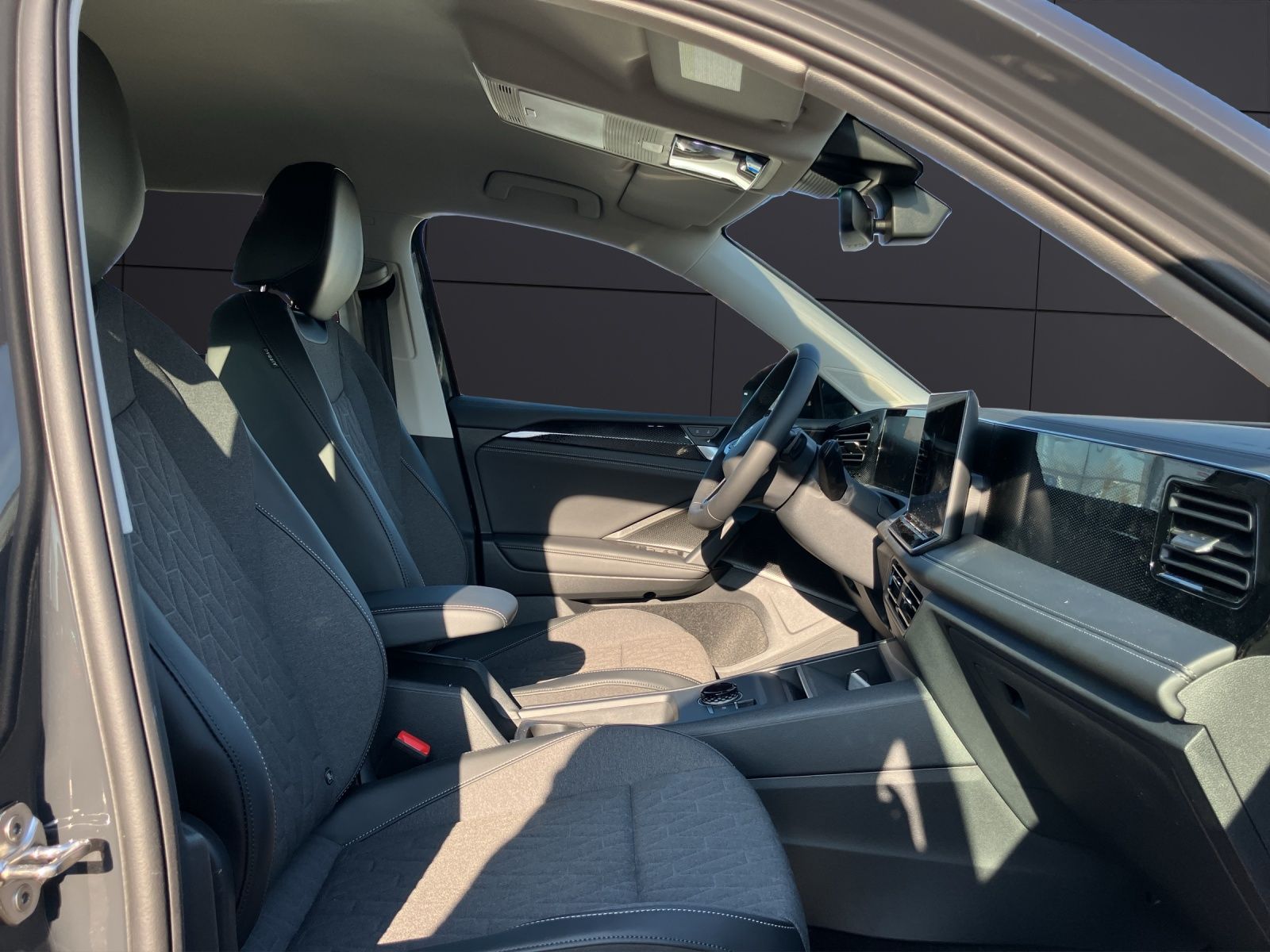 Fahrzeugabbildung Volkswagen Tiguan 1.5 e Life DSG LED ACC RearView Ambiente