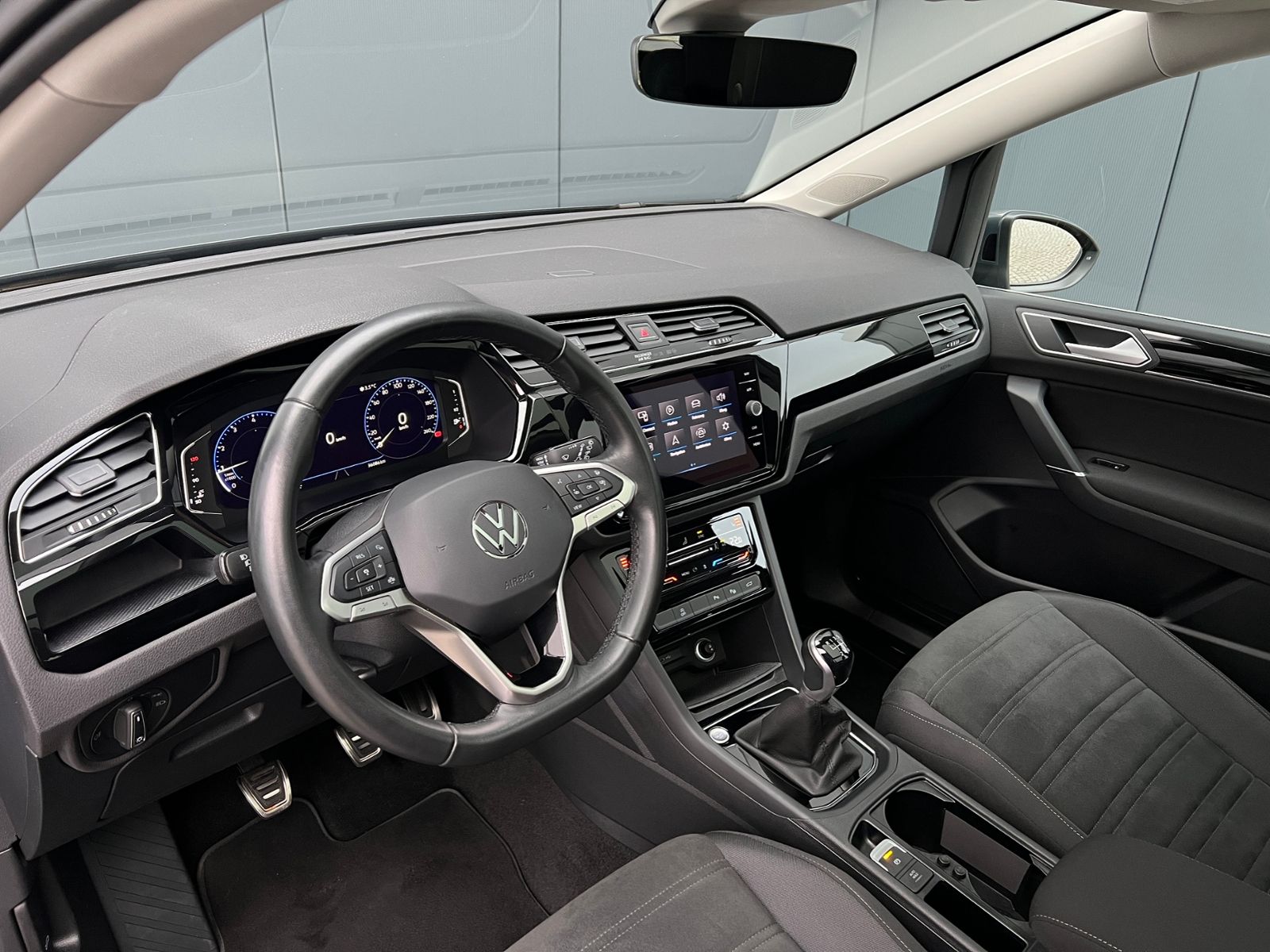 Fahrzeugabbildung Volkswagen Touran Highline 1.5 TSI *R-Line, AHK, Pano, Stan