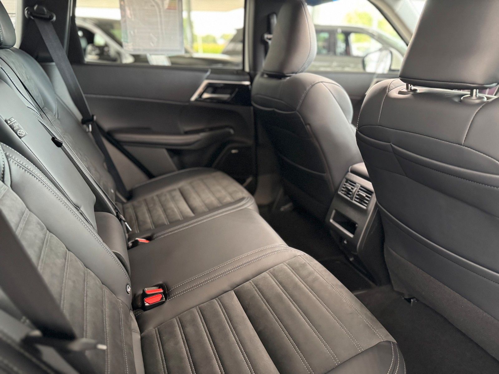 Fahrzeugabbildung Mitsubishi Plug-in Hybrid Outlander Intro Edition
