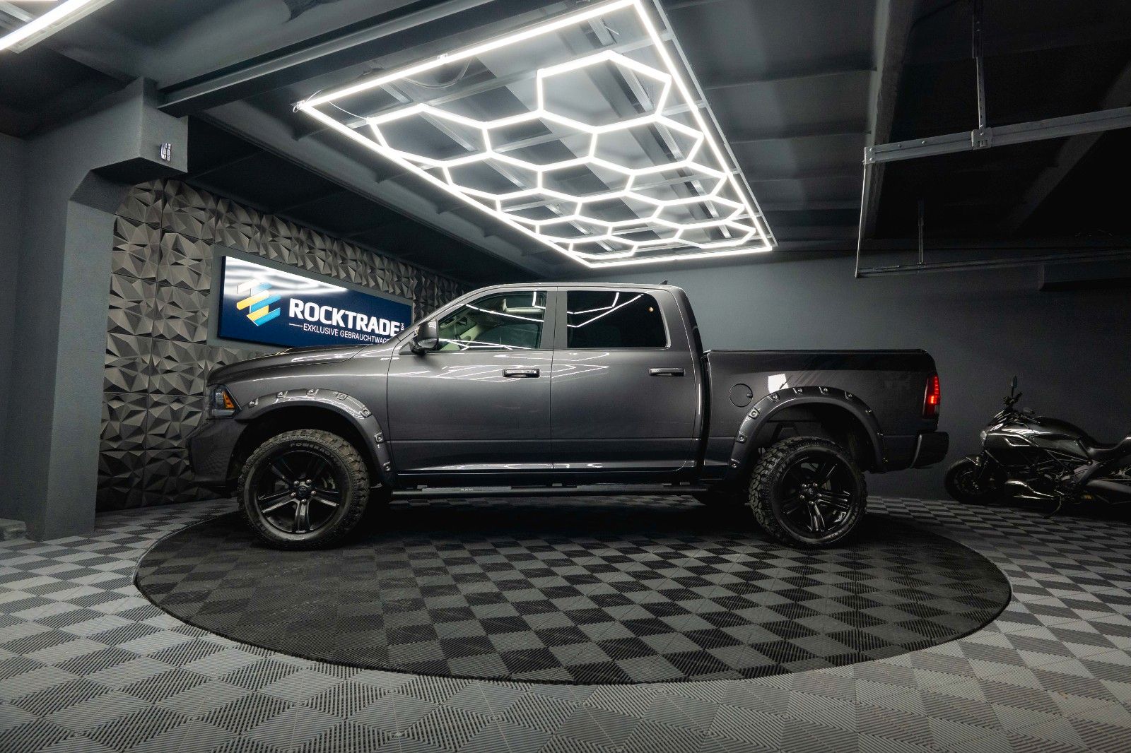 Fahrzeugabbildung Dodge RAM 5.7 V8 HEMI 4x4 Sport OFFROAD NightPaket 19%