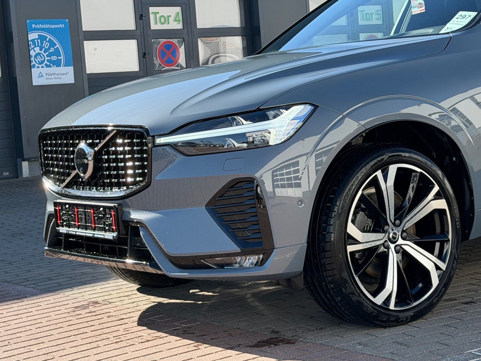 Fahrzeugabbildung Volvo XC60 B4 B Plus Dark*H&K*360°*PANO*AHK*STHZG*