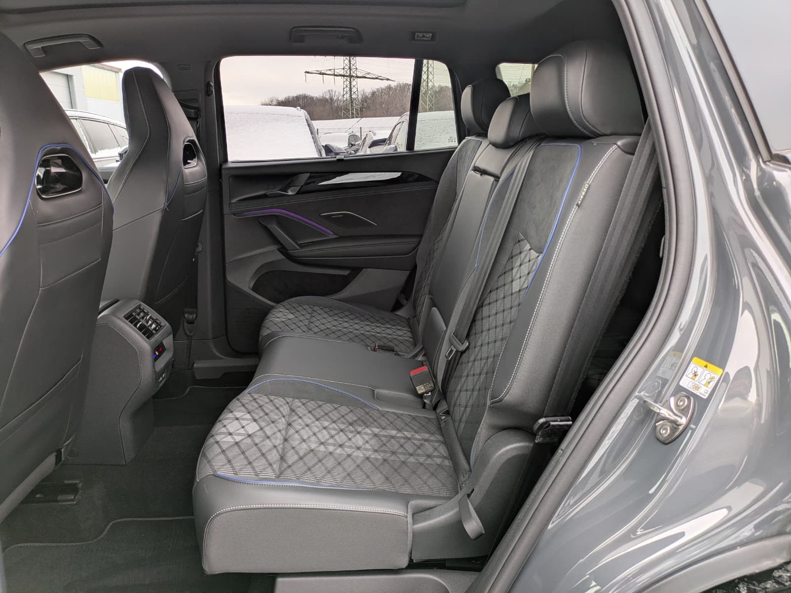 Fahrzeugabbildung Volkswagen Tayron 2.0 TDI 4M R-Line BLACK*7Si*MATRIX*PANO