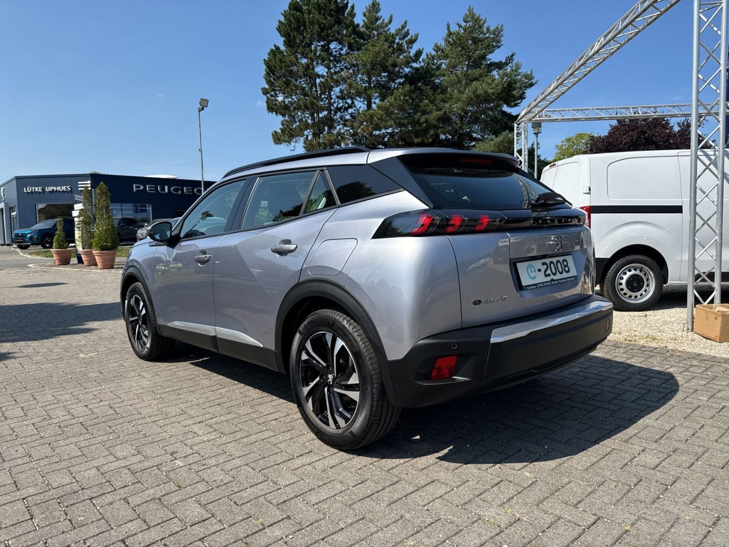 Fahrzeugabbildung Peugeot 2008 Allure Elektro 136 Navi CarPlay  SHZ DAB