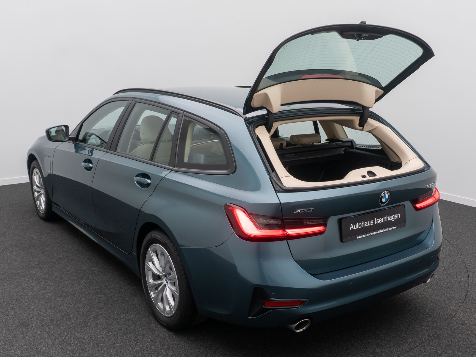 Fahrzeugabbildung BMW 330e xD Alarm HUD H/K DAB Memory Leder Sport