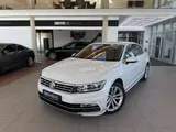 Volkswagen Passat Lim. 2.0TDI DSG R-LINE LED ACC - Volkswagen Passat: R Line