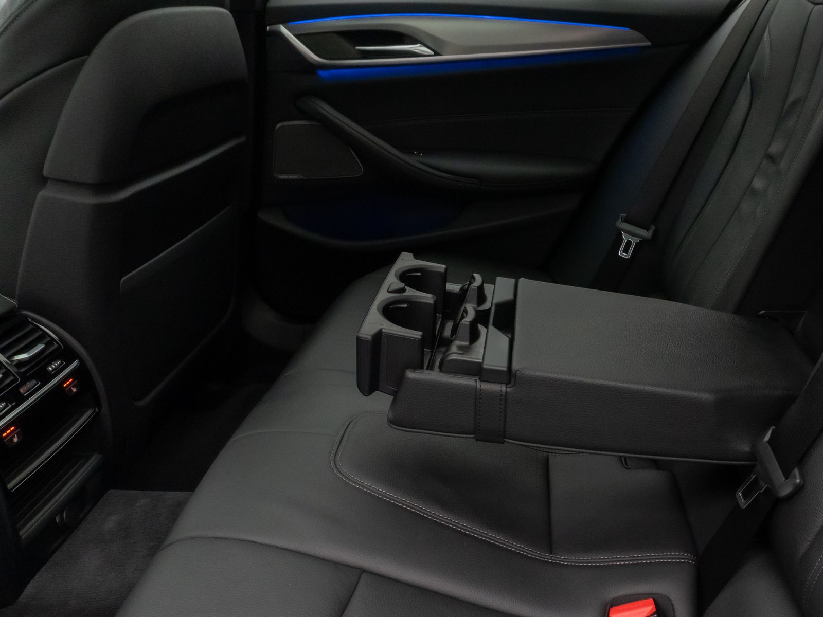 Fahrzeugabbildung BMW 530d xD M Sport Panorama Kamera HUD H/K Komfort