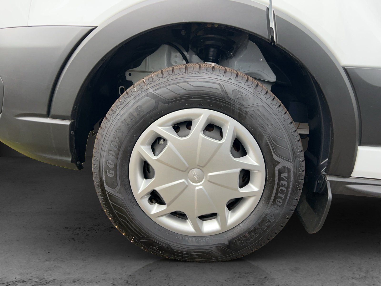 Fahrzeugabbildung Ford Transit L4 Einzelkabine Koffer GJR Ladebordwand