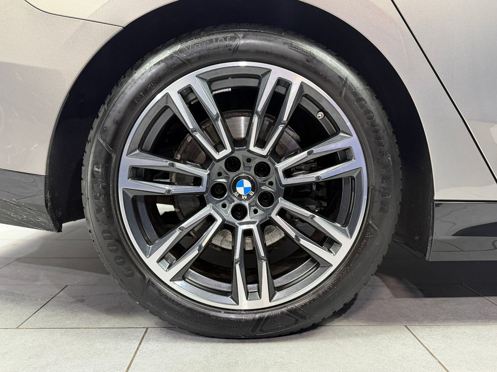Fahrzeugabbildung BMW 520i M SPORT|H&K|360°|INDIVIDUAL|GESTIK|SHADOW