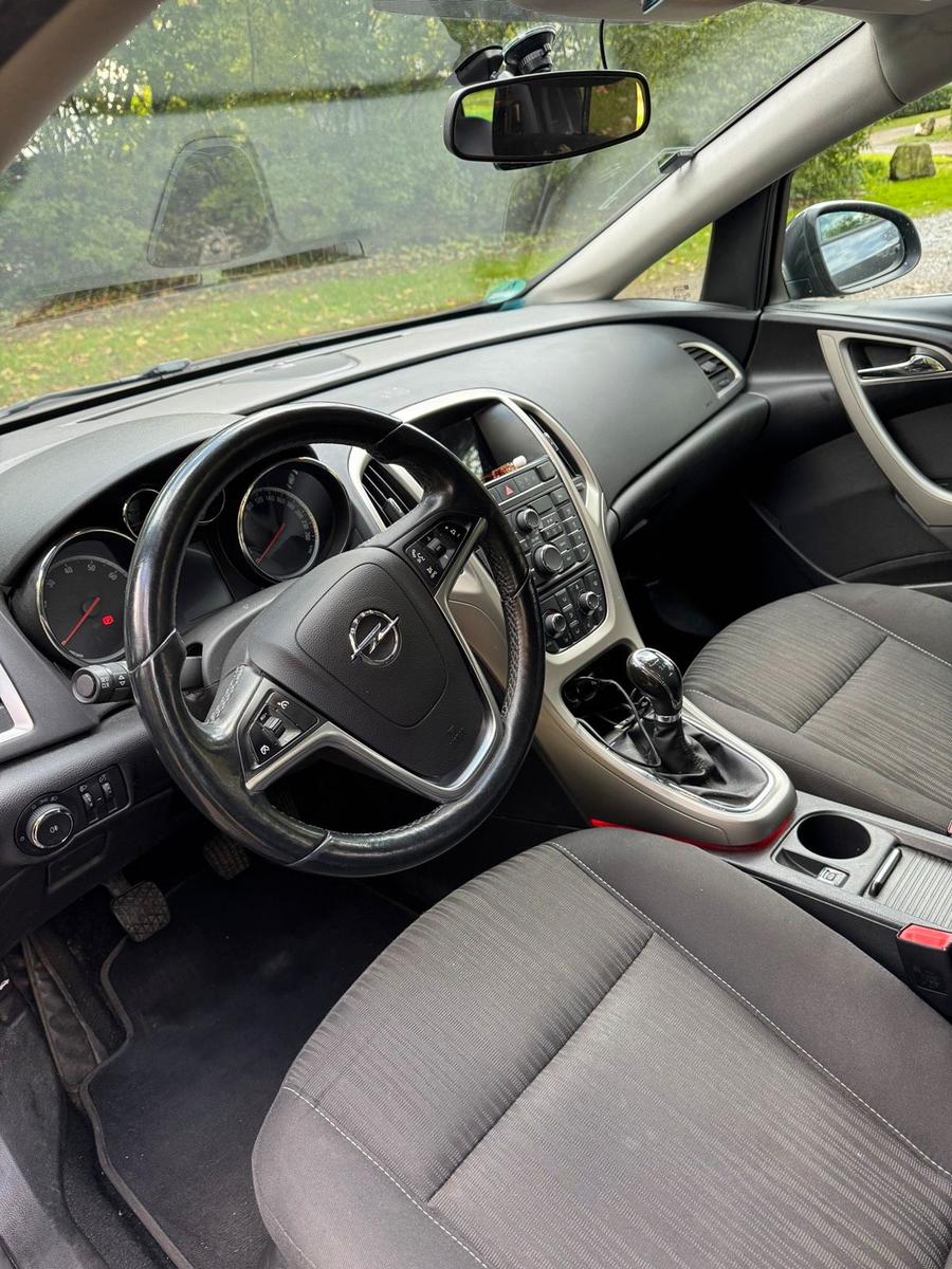 Opel Astra 2012 — engine 140 HP (103kW)