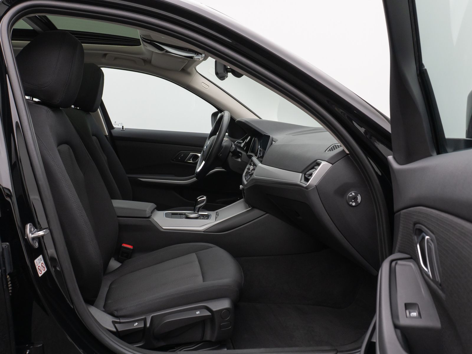 Fahrzeugabbildung BMW 330e Panorama Kamera DAB WLAN Lenkrhzg Alarm LED