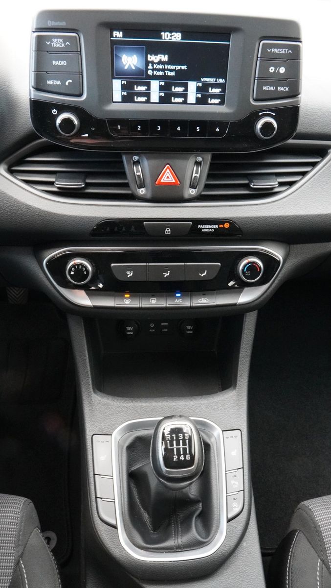 Fahrzeugabbildung Hyundai i30 cw Family *Shz*8-fach*HU Neu*