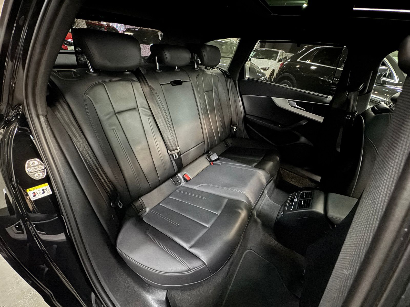 Fahrzeugabbildung Audi A4 45 TDI QUATTRO 2X S-LINE BLACK EDITION 19´RS